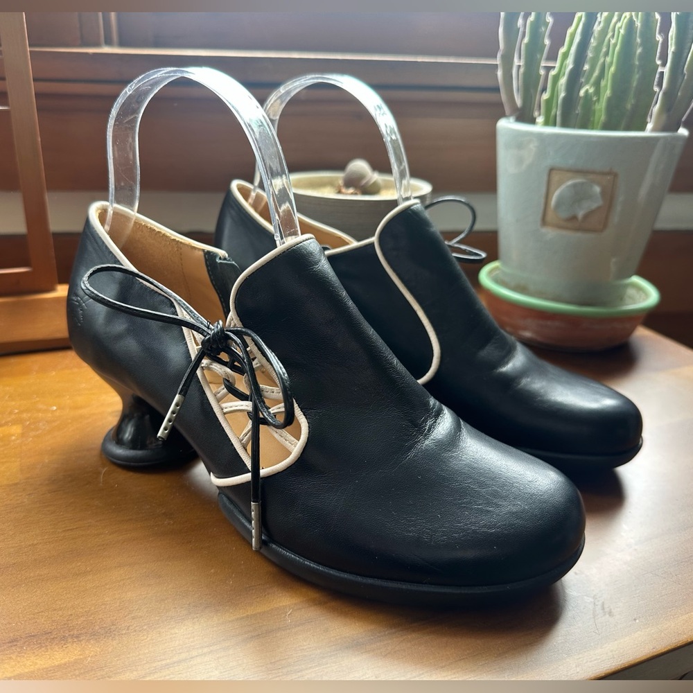 SOLD! Fluevog NEARLY NEW Enneagram Receptive side lace-up black/cream heel - 8 - Picture 2 of 16